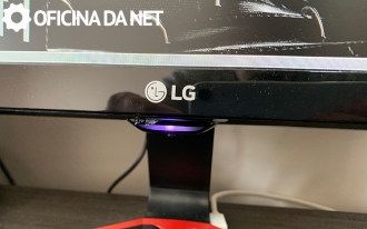 El botón se encuentra justo debajo del logotipo de LG